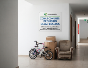 Problemas de seguridad por objetos y enseres bloqueando un pasillo comunitario en un edificio de Fuerteventura, gestionado por MD Comunidades.